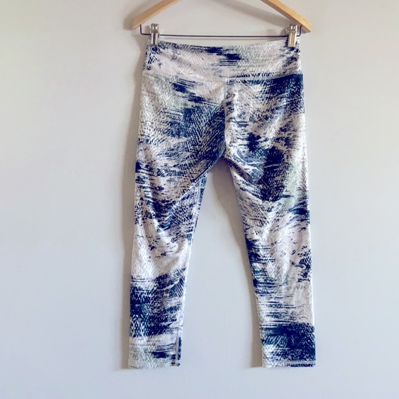 Fabletics Define Mid-Rise Capri - Picture 4 of 5